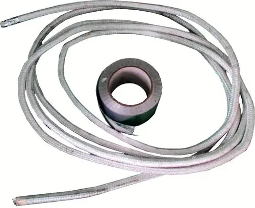 Gussglieder-Dichtungsschnur in gewickelter Form, präsentiert zusammen mit einem Stück Gummi- oder Isolierband, möglicherweise von der Marke Wolf.